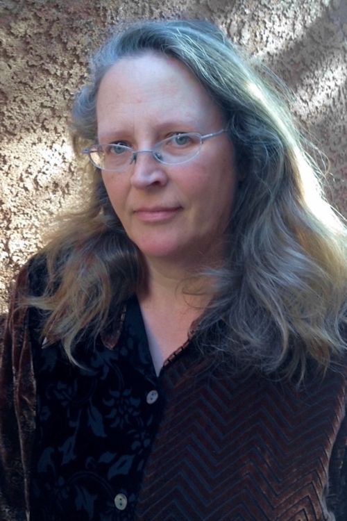 Caroline Fraser headshot